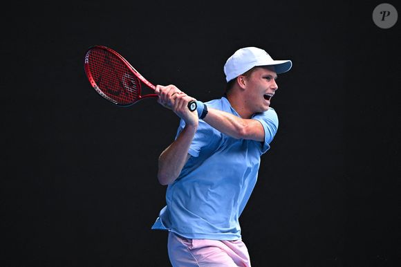 Jenson Brooksby y passe parfois jusqu’à quarante heures par semaine

Jenson Brooksby (USA) lors de son match du deuxième tour de l'Open d'Australie 2023 à Melbourne Park à Melbourne, le 18 janvier 2023. Photo par Corinne Dubreuil/ABACAPRESS.COM
