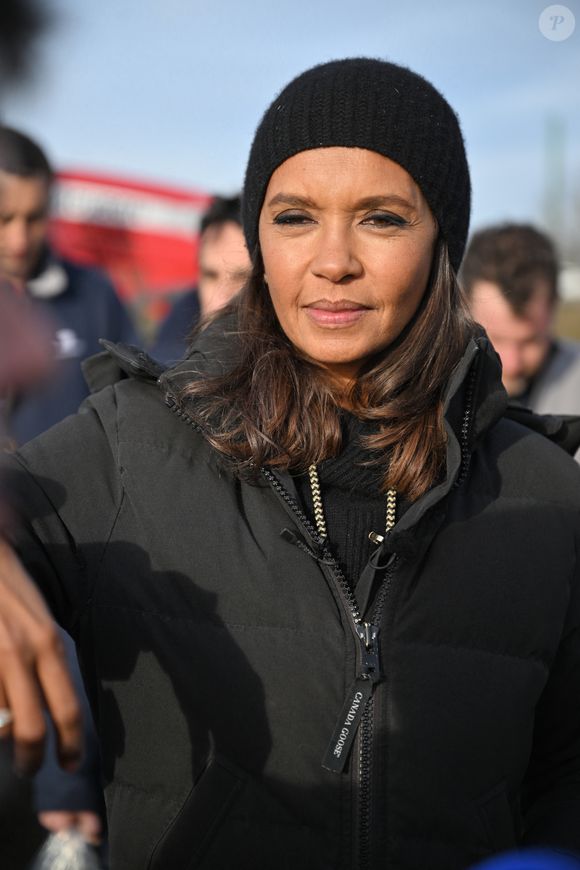 Comme elle l'avait annoncé la semaine dernière, l'animatrice de l'émission "L'amour est dans le pré", Karine Le Marchand, a amené près de 200 croissants aux agriculteurs sur un barrage sur l'autoroute A4 aux portes de Paris, pour leur affirmer son soutien. Le 29 janvier 2024 © Pierre Perusseau - Jeremy Melloul / Bestimage