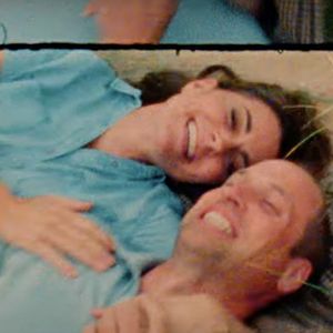 Kate Middleton en a fini avec la chimiothérapie et annonce dans une vidéo publiées sur les réseaux sociaux le 9 septembre 2024 qu’elle reprend ses activités.
Traitée pour un cancer dont elle n’a pas dévoilé la nature, la princesse de Galles a publié une vidéo où on la voit notamment entourée du prince William et de leurs enfants, le prince George, la princesse Charlotte et le prince Louis.
© Prince and Princess of Wales Instagram via Bestimage