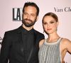 Pour l'actrice, cette rigueur dans la politesse n'est pas uniquement une anecdote de cour de récréation. Elle y voit le reflet d'une éducation structurée et d'une transmission de valeurs propres à la société française. 

Benjamin Millepied et sa femme Natalie Portman - Les célébrations lors de la soirée 'L.A. Dance Project' à Los Angeles, le 20 octobre 2019.