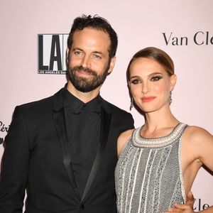 Pour l'actrice, cette rigueur dans la politesse n'est pas uniquement une anecdote de cour de récréation. Elle y voit le reflet d'une éducation structurée et d'une transmission de valeurs propres à la société française. 

Benjamin Millepied et sa femme Natalie Portman - Les célébrations lors de la soirée 'L.A. Dance Project' à Los Angeles, le 20 octobre 2019.