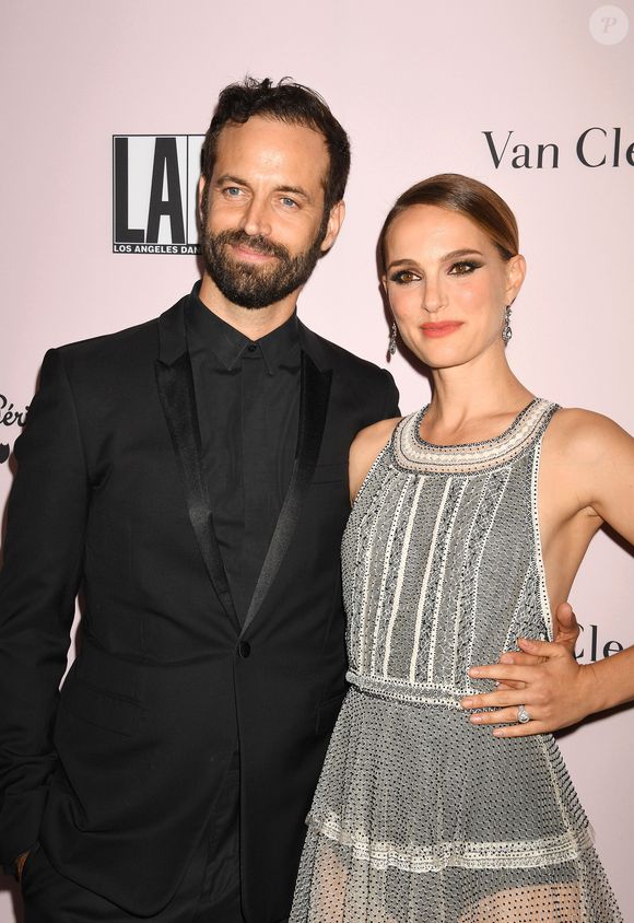 Pour l'actrice, cette rigueur dans la politesse n'est pas uniquement une anecdote de cour de récréation. Elle y voit le reflet d'une éducation structurée et d'une transmission de valeurs propres à la société française. 

Benjamin Millepied et sa femme Natalie Portman - Les célébrations lors de la soirée 'L.A. Dance Project' à Los Angeles, le 20 octobre 2019.