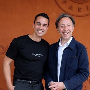 Stéphane Bern et son compagnon Yori Bailleres au village lors des Internationaux de France de Tennis de Roland Garros 2025. Paris, le 29 mai 2025. © Moreau/Jacovides/Bestimage