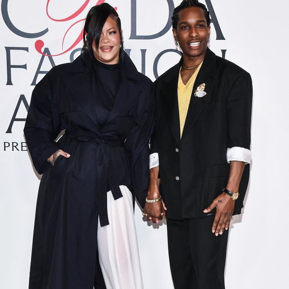 Rihanna et ASAP Rocky sur le tapis rouge des CFDA Fashion Awards 2025 qui se sont déroulés au Musée américain d'histoire naturelle à New York, le 3 novembre 2025. 

Photo : Anthony Behar / SPUS / Abaca