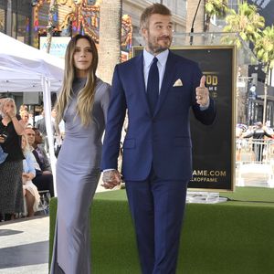 L'ancienne star du football britannique David Beckham (à droite) est accompagné de son épouse Victoria Beckham lors d'une cérémonie de dévoilement en son honneur, à l'occasion de l'attribution de la 2 849e étoile sur le Hollywood Walk of Fame à Los Angeles, le vendredi 12 juin 2026. Photo de Jim Ruymen/UPI/ABACAPRESS.COM