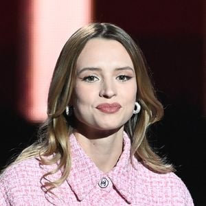 On y trouve aussi un miroir rose aux formes ondulées et une chaise Groovy de Pierre Paulin.

Angèle (Artiste féminine et Album le plus streamé d'une artiste féminine "Nonante-Cinq") lors de la 38ème cérémonie des Victoires de la musique à la Seine musicale de Boulogne-Billancourt, France, le 10 février 2023. © Coadic Guirec/Bestimage