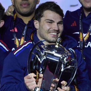 Info - Antoine Dupont et Iris Mittenaere en couple - Antoine Dupont avec le trophée du tournoi des Six Nations - La France domine l'Ecosse (35-16) et remporte le Tournoi des 6 Nations au Stade de France à Saint-Denis, Seine Saint-Denis, France, le 15 mars 2025. © Cyril Moreau/Bestimage