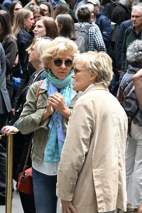 Dans l'assistance, plusieurs personnalités étaient présentes pour saluer sa mémoire. Muriel Robin, Corinne Touzet, Linda Hardy, Tex ou encore Nathalie Marquay

Exclusif - Corinne Touzet et Muriel Robin lors de l'hommage à Pierre Deny au théâtre du Gymnase Marie Bell à Paris, France, le 3 juin 2026. © Bestimage