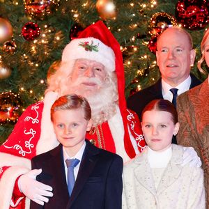 Le prince Albert II de Monaco, la princesse Charlene et leurs enfants la princesse Gabriella et le prince héréditaire Jacques lancent les illuminations de Noël en Principauté, depuis la place du Casino à Monaco, le 29 novembre 2025. La famille princière est accompagnée par Stéphane Valéri, le président délégué de la Société des Bains de Mer de Monaco, et le ministre d'Etat de la Principauté, Christophe Mirmand.

© Claudia Albuquerque/Bestimage