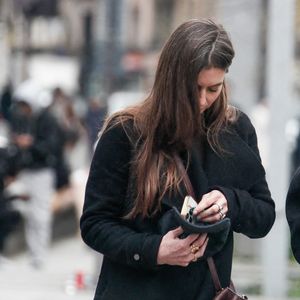 Magda Vavrusova au procès de Gérard Depardieu pour agressions sexuelles sur deux femmes lors d'un tournage de film en 2021, au tribunal correctionnel de Paris, France, le 26 mars 2025. Depardieu, 76 ans, qui a réalisé plus de 200 films et séries télévisées, a été accusé de comportement inapproprié par une vingtaine de femmes, mais c'est la première affaire à être jugée. Les deux plaignantes - Amélie, 54 ans, décoratrice, et Sarah (nom modifié), 34 ans, assistante réalisatrice - allèguent une agression sexuelle lors du tournage en 2021 de « Les Volets Verts » du réalisateur Jean Becker. © Christophe Clovis/Bestimage