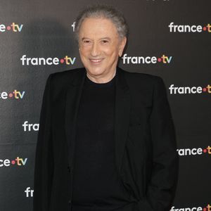 Michel Drucker au photocall de la conférence de presse de rentrée de France Télévisions à Paris, France, le 4 septembre 2024. © Coadic Guirec/Bestimage