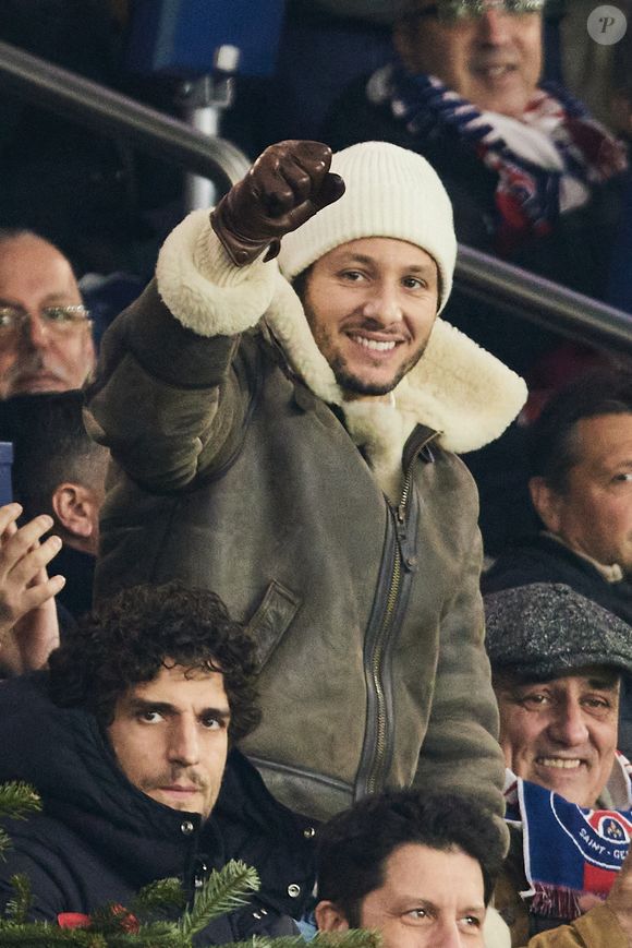 Louis Garrel, Vianney et son père - Célébrités dans les tribunes du match de Ligue 1 McDonald's opposant le Paris Saint-Germain (PSG) à Lyon (3-1) au Parc des Princes à Paris le 15 décembre 2024. © Cyril Moreau/Bestimage
