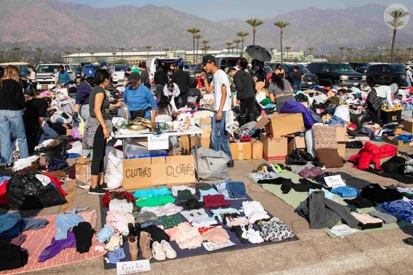 11 janvier 2025, Santa Anita, Californie, États-Unis : les habitants de Los Angeles se rassemblent et trient des vêtements et d'autres articles donnés dans un centre de dons éphémère pour les victimes des incendies de forêt au parc de Santa Anita. Photo de Clutch Pockets Wambli/ZUMA Press Wire/ABACAPRESS.COM