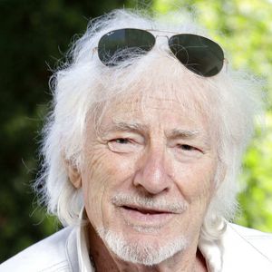 Hugues Aufray posant lors d'une séance de portrait à Paris, France, août 2022. Photo par VIM/ABACAPRESS.COM