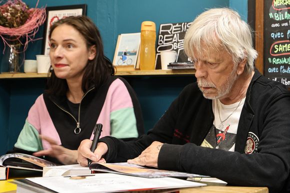 Exclusif - Le chanteur Renaud (Séchan) en dédicace à l'occasion de la sortie de "Renaud le livre" signé Erwan L'Eléouet et préfacé par sa fille Lolita Séchan, à la Libraire bordelaise Les 400 Coups de P.Poutou à Bordeaux, France, le 28 mars 2026. © Fabien Cottereau/Bestimage