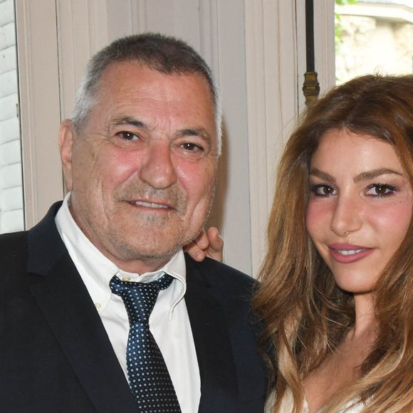 Exclusif - Jean-Marie Bigard et sa femme Lola Marois - Jean-Marie Bigard et Lola Marois lors de la cérémonie oecuménique à l'occasion du renouvellement de leurs voeux pour leur 10 ans de mariage. Le 27 mai 2021 © Coadic Guirec / Bestimage