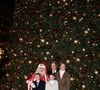 Leurs Altesses Sérénissimes le prince Albert II et la princesse Charlène, ainsi que leurs enfants, ont même pu prendre la pose avec le Père Noël en personne.

Le prince Albert II de Monaco, la princesse Charlene et leurs enfants la princesse Gabriella et le prince héréditaire Jacques lancent les illuminations de Noël en Principauté, depuis la place du Casino à Monaco, le 29 novembre 2025. La famille princière est accompagnée par Stéphane Valéri, le président délégué de la Société des Bains de Mer de Monaco, et le ministre d'Etat de la Principauté, Christophe Mirmand. © Bruno Bebert/Bestimage