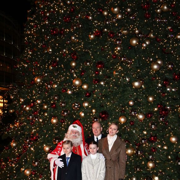 Leurs Altesses Sérénissimes le prince Albert II et la princesse Charlène, ainsi que leurs enfants, ont même pu prendre la pose avec le Père Noël en personne.

Le prince Albert II de Monaco, la princesse Charlene et leurs enfants la princesse Gabriella et le prince héréditaire Jacques lancent les illuminations de Noël en Principauté, depuis la place du Casino à Monaco, le 29 novembre 2025. La famille princière est accompagnée par Stéphane Valéri, le président délégué de la Société des Bains de Mer de Monaco, et le ministre d'Etat de la Principauté, Christophe Mirmand. © Bruno Bebert/Bestimage