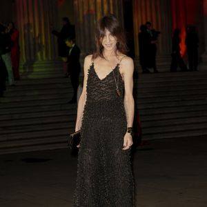 Charlotte Gainsbourg portait une longue robe noire transparente, entièrement brodée de petits ornements en relief.

Charlotte Gainsbourg - The British Museum Ball à Londres le samedi 17 octobre 2026. 

Photo : Backgrid UK/ Bestimage
