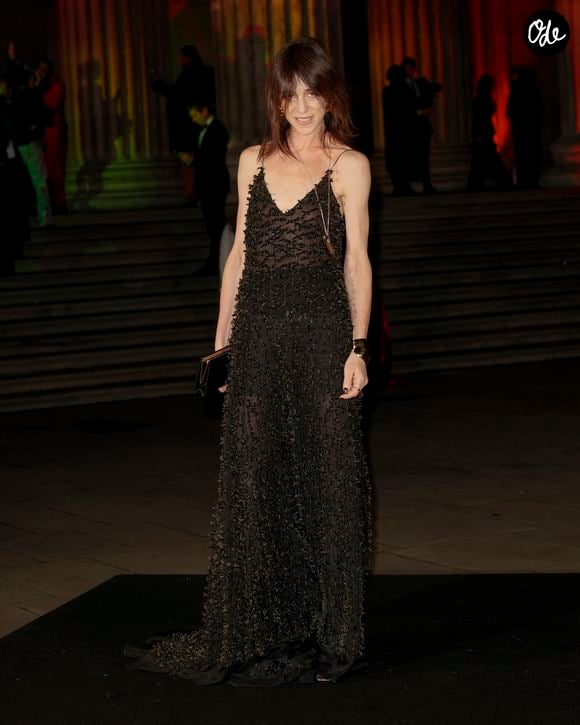 Charlotte Gainsbourg portait une longue robe noire transparente, entièrement brodée de petits ornements en relief.

Charlotte Gainsbourg - The British Museum Ball à Londres le samedi 17 octobre 2026. 

Photo : Backgrid UK/ Bestimage