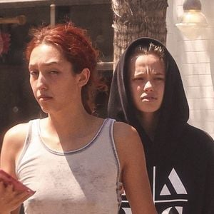 Les années passent, et Angelina Jolie continuer de transporter avec elle une sorte d'aura mystérieuse.

À Los Angeles, Shiloh Joli Pitt, la fille d'Angelina Jolie et Brad Pitt, avec une amie, Keoni Rose, chez Fonuts Donut Bakery à Studio City, Los Angeles.