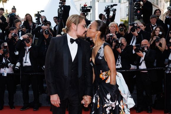 Zoe Saldana et son mari Marco Perego - Montée des marches pour la cérémonie de clôture du 79ème Festival International du Film de Cannes, le 23 mai 2026. © Jacovides-Moreau / Bestimage