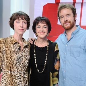 Exclusif - Anny Duperey entouree par ses enfants Sara Giraudeau et Gaël Giraudeau - Enregistrement de l'émission Vivement dimanche au studio Gabriel, présentée par M.Drucker et diffusée sur France 3 le 15 octobre 2023. © Guillaume Gaffiot / Bestimage