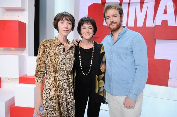 Exclusif - Anny Duperey entouree par ses enfants Sara Giraudeau et Gaël Giraudeau - Enregistrement de l'émission Vivement dimanche au studio Gabriel, présentée par M.Drucker et diffusée sur France 3 le 15 octobre 2023. © Guillaume Gaffiot / Bestimage