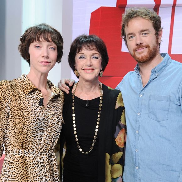 Exclusif - Anny Duperey entouree par ses enfants Sara Giraudeau et Gaël Giraudeau - Enregistrement de l'émission Vivement dimanche au studio Gabriel, présentée par M.Drucker et diffusée sur France 3 le 15 octobre 2023. © Guillaume Gaffiot / Bestimage