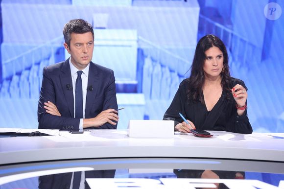 Les journalistes français Maxime Switek et Apolline de Malherbe photographiés lors de l'émission sur le premier tour des élections législatives de 2024 organisée par la chaîne de télévision française BFMTV à Paris, France, le 30 juin 2024. Photo par Jerome Domine/ABACAPRESS.COM