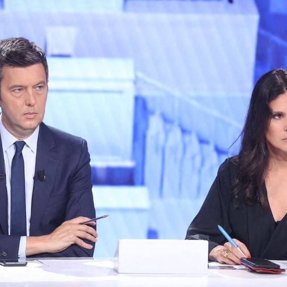 Les journalistes français Maxime Switek et Apolline de Malherbe photographiés lors de l'émission sur le premier tour des élections législatives de 2024 organisée par la chaîne de télévision française BFMTV à Paris, France, le 30 juin 2024. Photo par Jerome Domine/ABACAPRESS.COM
