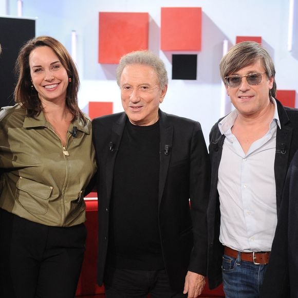 Exclusif - Laurent Mariotte, Julia Vignali, Michel Drucker, Thomas Dutronc et Emmanuel Chaunu lors de l'enregistrement de l'émission Vivement dimanche au studio Rive gauche, présentée par M. Drucker, diffusée sur France 3, le 1er mars 2026, à Paris, France, le 18 février 2026. © Guillaume Gaffiot/Bestimage