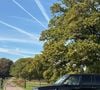 Nichée dans un parc de 2000 hectares, cette nouvelle maison est évaluée à 20 millions d'euros et comprends 8 chambres, un court de tennis, un petit lac et des écuries... 

Une vue de l'entrée du domaine de Forest Lodge, dans le parc de Windsor, Berkshire, le 29 septembre 2025. Crédit PA Photo/ Bestimage
