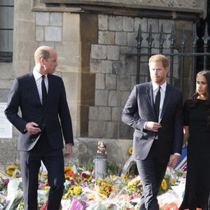 Le prince de Galles William, la princesse de Galles Kate Catherine Middleton, le prince Harry, duc de Sussex, Meghan Markle, duchesse de Sussex à la rencontre de la foule devant le château de Windsor, suite au décès de la reine Elisabeth II d'Angleterre. Le 10 septembre 2022 Mirrorpix / Bestimage