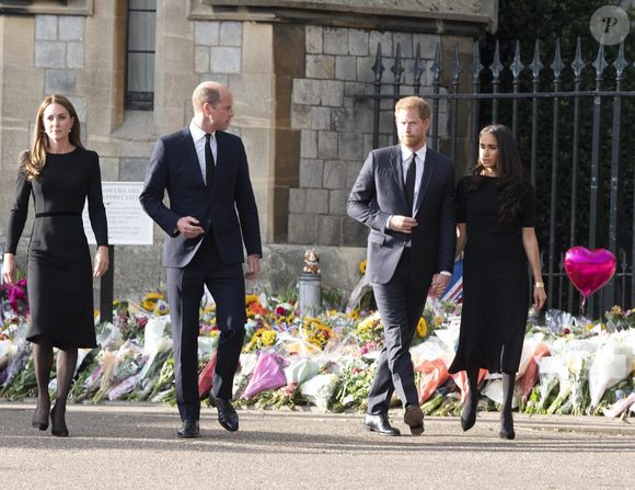 Le prince de Galles William, la princesse de Galles Kate Catherine Middleton, le prince Harry, duc de Sussex, Meghan Markle, duchesse de Sussex à la rencontre de la foule devant le château de Windsor, suite au décès de la reine Elisabeth II d'Angleterre. Le 10 septembre 2022 Mirrorpix / Bestimage