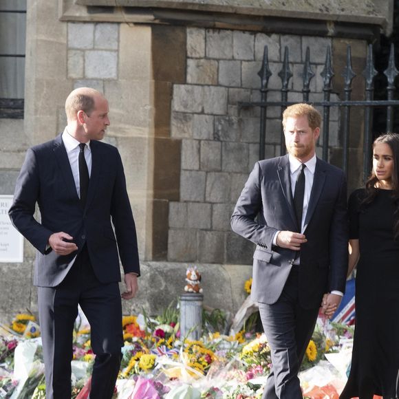 Le prince de Galles William, la princesse de Galles Kate Catherine Middleton, le prince Harry, duc de Sussex, Meghan Markle, duchesse de Sussex à la rencontre de la foule devant le château de Windsor, suite au décès de la reine Elisabeth II d'Angleterre. Le 10 septembre 2022 Mirrorpix / Bestimage