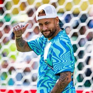 Cet espace de deux étages rassemble plus de deux mille objets de collection qui retracent l'ensemble de son parcours sportif et de sa vie personnelle.

13 juin 2026, East Rutherford (New Jersey, États-Unis) – Neymar, du Brésil, fait un geste avant le match du groupe C de la Coupe du monde de la FIFA 2026 entre le Brésil et le Maroc au New York New Jersey Stadium, le 13 juin 2026.

(Crédit photo : © Riquelve Nata / Sport Press Photo via ZUMA Press / Bestimage)