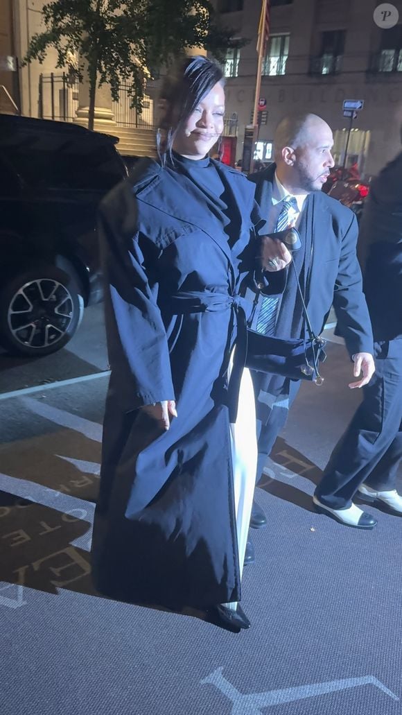 New York, NY – A$AP Rocky et Rihanna ont été aperçus revenant au Four Seasons Hotel à New York après leur apparition éblouissante aux CFDA Fashion Awards 2025 et un dîner tardif ensemble. Le couple, élégant et parfaitement assorti, affichait un style sans effort après une soirée célébrant les plus grandes stars de la mode.
Backgrid USA / Bestimage