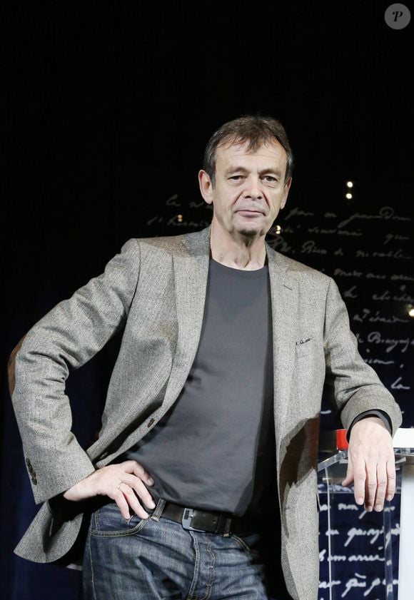 Pierre Lemaitre reçoit le prix du Roman France Télévisions 2013 pour son livre "Au revoir la-haut" remis par Remy Pflimlin (President-directeur general de France Télévisions) a Paris, le 12 décembre 2013.