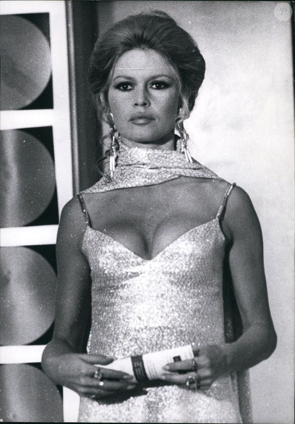 Brigitte Bardot dans une scène du film 'The Bear and The Doll'.  (Crédit photo : © Keystone Press Agency/ZUMA Press Wire)