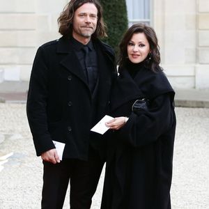 Un jeune homme qui a fait face à la séparation de ses parents et qui a fait un choix radical il y a quelques années : celui de quitter l'Australie afin de s’installer définitivement à Paris, 

Tina Arena et Vincent Mancini - Dîner d'Etat en l'honneur du gouverneur australien Peter Cosgrove au palais de l'Elysée à Paris, le 26 avril 2016. © Stéphane Lemouton/Bestimage