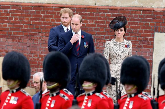 Le prince Harry, le prince William, duc de Cambridge, Kate Catherine Middleton, duchesse de Cambridge - Commémorations du centenaire de la Bataille de la Somme à Thiepval, bataille qui fût la plus meurtrière de la Première Guerre Mondiale.
© Dominique Jacovides / Bestimage