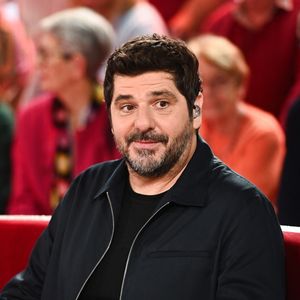 Invité face à Bernard Montiel, Patrick Fiori a dévoilé un projet inattendu : retenter sa chance à l’Eurovision, mais cette fois pour représenter l’Arménie, en hommage à son père. 

Exclusif - Patrick Fiori - Enregistrement de l'émission Vivement dimanche, diffusée sur France 3 
© Guillaume Gaffiot / Bestimage
