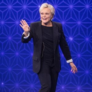 Exclusif - Muriel Robin pour les surprises de J.PCastaldi, C.Lara et F.X.Demaison lors de l'enregistrement de l'émission "La Boîte à secrets", présentée par F.Bollaert et diffusée le 9 janvier 2026 sur France 3, dans les studios du Lendit à Saint-Denis, France, le 2 décembre 2025. © Cyril Moreau/Bestimage