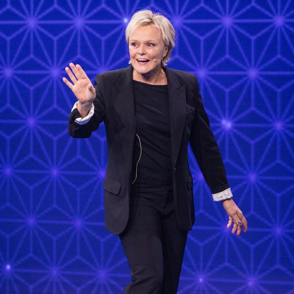 Exclusif - Muriel Robin pour les surprises de J.PCastaldi, C.Lara et F.X.Demaison lors de l'enregistrement de l'émission "La Boîte à secrets", présentée par F.Bollaert et diffusée le 9 janvier 2026 sur France 3, dans les studios du Lendit à Saint-Denis, France, le 2 décembre 2025. © Cyril Moreau/Bestimage