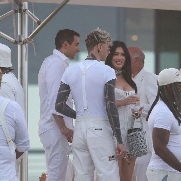 Elle n’a pas encore réagi publiquement à l’événement.

Machine Gun Kelly, Megan Fox à la fête de l'indépendance de Michael Rubin dans les Hamptons, USA, le 4 juillet 2024.