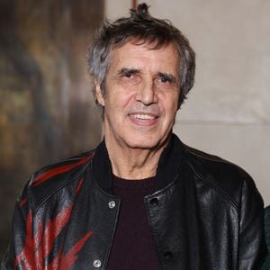 Exclusif - Julien Clerc lors de la nomination de Stéphane Bern comme Pape du Patrimoine lors de la Saint Clément au restaurant Alain Ducasse Baccarat, à Paris, France, le 20 novembre 2025. © Denis Guignebourg/Bestimage