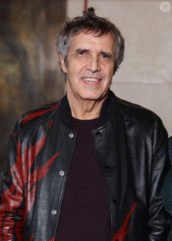 Exclusif - Julien Clerc lors de la nomination de Stéphane Bern comme Pape du Patrimoine lors de la Saint Clément au restaurant Alain Ducasse Baccarat, à Paris, France, le 20 novembre 2025. © Denis Guignebourg/Bestimage