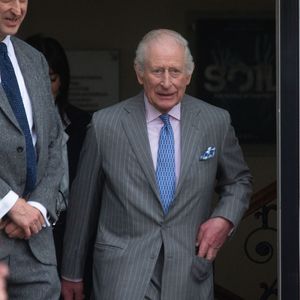 "Sa Majesté souhaite présenter ses excuses à tous ceux qui pourraient être incommodés ou déçus par cette décision", indique le Palais de Buckingham 

Le roi Charles III d'Angleterre, quitte l'exposition "Soil : Le monde à nos pieds" au Somerset House à Londres, le 26 mars 2025. 
 Zuma Press / Bestimage