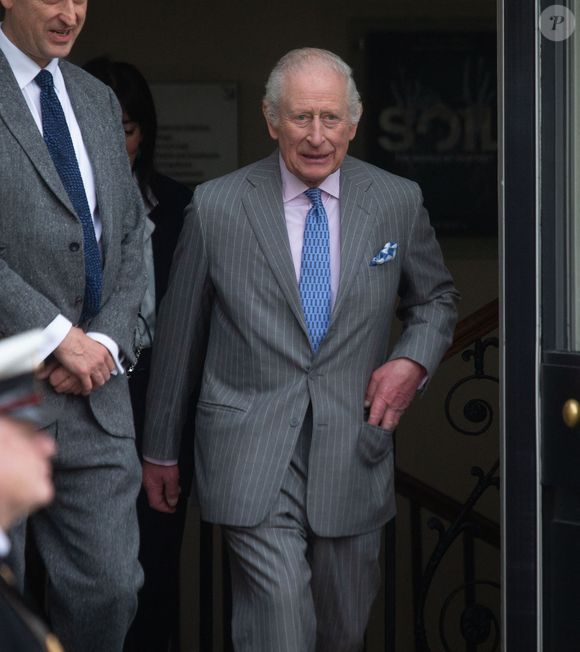 "Sa Majesté souhaite présenter ses excuses à tous ceux qui pourraient être incommodés ou déçus par cette décision", indique le Palais de Buckingham 

Le roi Charles III d'Angleterre, quitte l'exposition "Soil : Le monde à nos pieds" au Somerset House à Londres, le 26 mars 2025. 
 Zuma Press / Bestimage